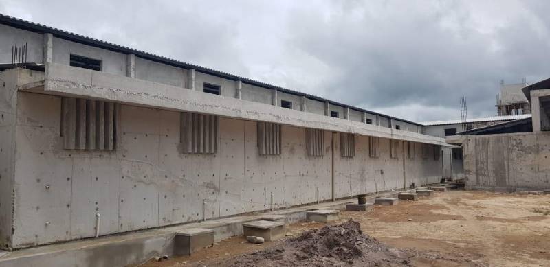 Com área total de mais de nove mil metros quadrados, a nova Cadeia Pública de Redenção (foto), no sudeste paraense, já está com 94,32% da obra concluída. A última etapa consiste no acabamento e equipagem da unidade prisional. A previsão de entrega é para março de 2019. A nova unidade prisional terá capacidade para 306 novas vagas e está orçada em mais de R$ 11 milhões.

FOTO: ASCOM / SUSIPE
DATA: 24.12.2018
REDENÇÃO - PARÁ <div class='credito_fotos'>Foto: ASCOM SUSIPE   |   <a href='/midias/2018/originais/9f91cd5e-1261-4c65-8bfb-3dd00dfd20c4.jpg' download><i class='fa-solid fa-download'></i> Download</a></div>