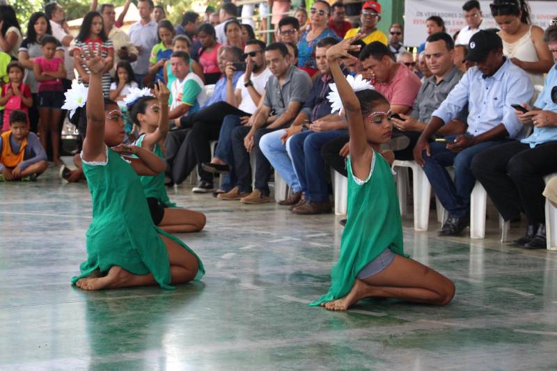 A agenda da Secretaria Extraordinária de Municípios Sustentáveis (Semsu) nas regiões Sul e Sudeste do Pará foi encerrada no sábado (12) nos municípios de Pau D’Arco, Rio Maria e Xinguara. O último dia de programação na região começou no município de Pau D’Arco, com a assinatura de convênio para reforma e ampliação da Escola Municipal Paulo Hannemann. O investimento totaliza R$ 2.812.850,10, sendo R$ 112.850,10 de contrapartida da Prefeitura. Índios Kayapó fizeram uma cerimônia de boas-vindas aos visitantes, e as crianças do Centro Educacional (foto) apresentaram uma dança que remetia à lenda das sereias.
FOTO: ANTONIO MACEDO / DIVULGAÇÃO
DATA: 12.05.2018
PAU D´ARCO - PARÁ <div class='credito_fotos'>Foto: ANTONIO MACEDO / DIVULGAÇÃO | <a href='/midias/2018/originais/9f9be464-fa1d-4230-98da-d1fb4ce44ded.jpg' download><i class='fa-solid fa-download'></i> Download</a></div>