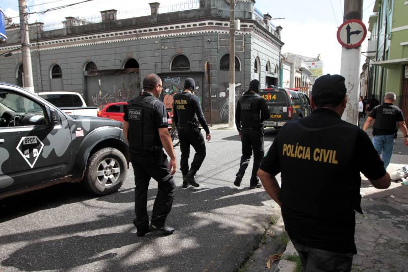 Após dois meses de investigação e um trabalho intenso de inteligência, as forças de segurança estaduais prenderam na tarde de hoje, durante a “Operação Campina”, desencadeada no bairro de mesmo nome, centro de Belém, quatro mulheres acusadas de tráfico de drogas e apreendeu quase dois quilos de cocaína, maconha e crack, resultado do cumprimento de oito mandados de busca e apreensão.
FOTO: CRISTINO MARTINS / AG. PARÁ
DATA: 16.02.2018
BELÉM - PARÁ <div class='credito_fotos'>Foto: Cristino Martins/Ag. Pará | <a href='/midias/2018/originais/9fa0c19d-8c26-422f-b70b-274e0f724c28.jpg' download><i class='fa-solid fa-download'></i> Download</a></div>