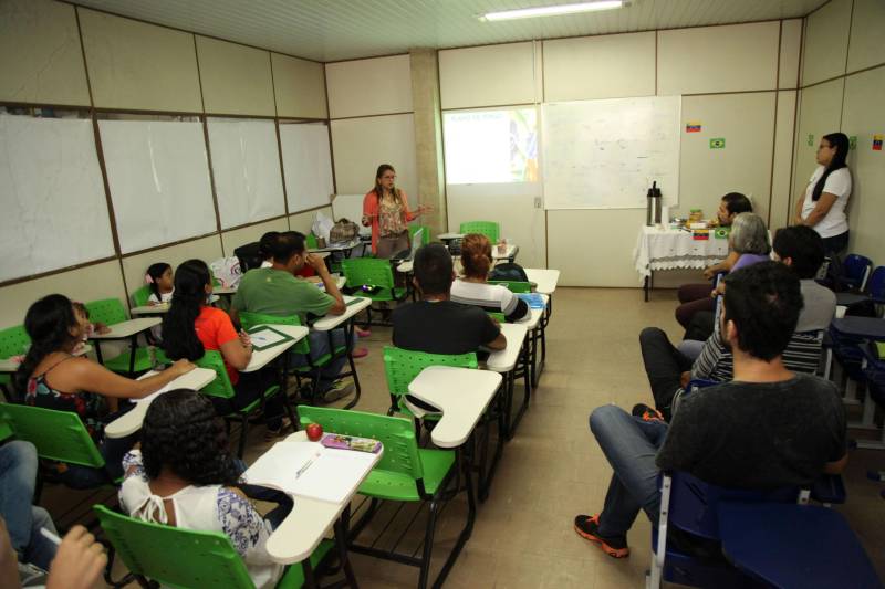 Na manhã desta terça-feira (6), o Governo do Estado, através da SEJUDH, em parceira com o Instituto Federal do Pará deu inicio ao curso de capacitação em Língua Portuguesa como língua estrangeira para imigrantes que estão em situação de refúgio e estadia permanente na capital paraense.
FOTO: WAGNER ALMEIDA / ASCOM SEJUDH
DATA: 06.11.2018
BELÉM - PARÁ <div class='credito_fotos'>Foto: Wagner Almeida/ Ascom Sejudh | <a href='/midias/2018/originais/9fa484e1-b849-487f-b823-5dfe0152234f.jpg' download><i class='fa-solid fa-download'></i> Download</a></div>