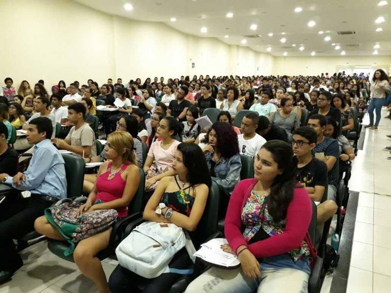 Neste domingo (25), o Pro Paz Enem iniciou o calendário de 'aulões' preparatórios gratuitos (foto) para os estudantes que prestarão o Exame Nacional do Ensino Médio (Enem). A caravana é uma realização do Governo do Estado do Pará, por meio da Fundação Pro Paz, Secretaria Extraordinária de Municípios Sustentáveis (Semsu) e a Secretaria de Educação do Pará (Seduc). “Estamos abrindo de maneira inédita, em março, praticamente junto com o calendário de aulas da Seduc, os ‘aulões’ do Pro Paz Enem e já vemos um resultado positivo, pois temos mais de 1.500 alunos entre inscritos e que se inscreveram na hora. Fomos pegos de surpresa, pois não esperávamos tanta gente; o auditório lotou e tivemos que providenciar mais cinco salas. O mais importante é saber que ninguém voltou pra casa sem aula. A procura mostra que o PPE está consolidado na sociedade paraense”, afirmou Mônica Altman, presidente da Fundação Pro Paz.
FOTO: EMANUELE CORRÊA / ASCOM PRO PAZ
DATA: 25.03.2018
BELÉM - PARÁ <div class='credito_fotos'>Foto: EMANUELE CORRÊA / ASCOM PRO PAZ | <a href='/midias/2018/originais/9fa99b3b-73f1-4deb-9e8b-4ec11c114f1e.jpg' download><i class='fa-solid fa-download'></i> Download</a></div>