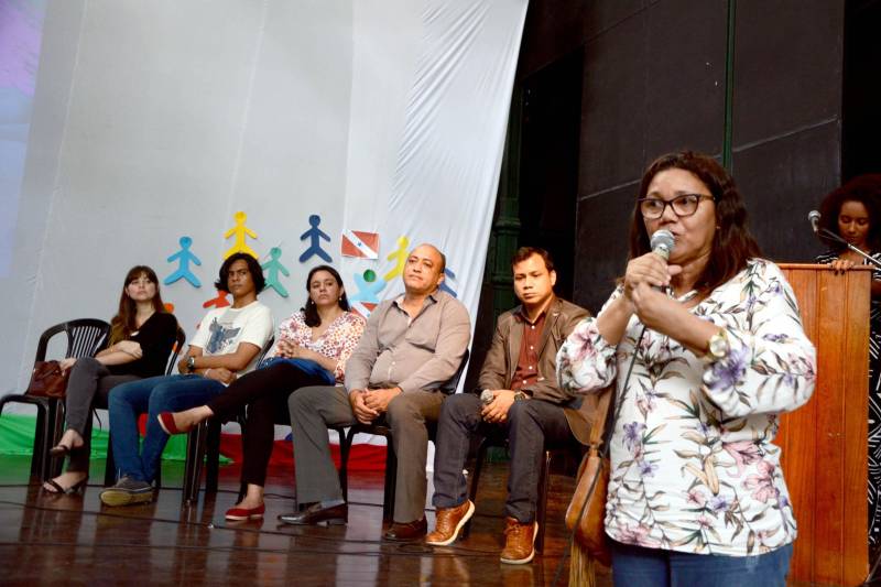Um encontro de adolescentes, promovido pelo Comitê Estadual de Enfrentamento à Violência Sexual contra Crianças e Adolescentes do Pará, reuniu, nesta sexta-feira (13), no Teatro Gasômetro, em Belém, técnicos de vários órgãos públicos e representantes do Poder Judiciário, Ministério Público e de entidades civis que atuam no combate à violência sexual contra menores. A Secretaria de Estado de Educação (Seduc), membro do Comitê, participou do encontro, que contou com a presença de 300 pessoas. Um dos objetivos é a revisão do Plano Estadual de Enfrentamento à Violência Sexual Contra Crianças e Adolescentes. A iniciativa serviu também para incentivar o protagonismo infanto-juvenil na prevenção e combate a essa prática criminosa que caracteriza o abuso sexual como crime contra vulnerável, previsto no artigo 217-a do Código Penal (pena de 8 a 15 anos de prisão). Na foto, a representante da Seduc, Maria José Carvalho.

FOTO: ELISEU DIAS / ASCOM SEDUC
DATA: 13.04.2018
BELÉM - PARÁ <div class='credito_fotos'>Foto: Eliseu Dias / Ascom Seduc   |   <a href='/midias/2018/originais/9faabbb1-7933-4525-893d-ebabd2f39e58.jpg' download><i class='fa-solid fa-download'></i> Download</a></div>