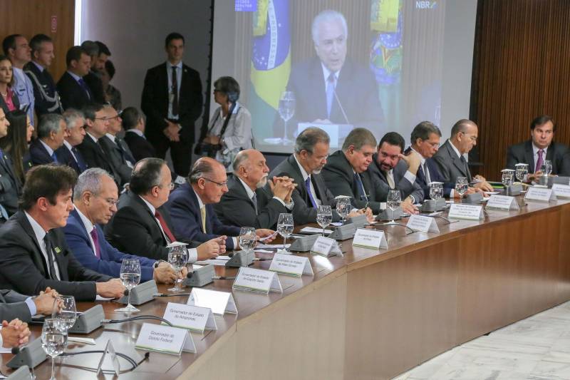Em reunião com governadores de todo o país, nesta quinta-feira (1), no Palácio do Planalto, em Brasília, o presidente Michel Temer anunciou a criação de um plano para financiamento aos Estados para reforçar o aparelhamento das polícias, via empréstimo do Banco Nacional do Desenvolvimento Econômico e Social (BNDES). "Temos um plano delineado para financiar os Estados para o reequipamento das polícias locais. Temos essa angustiante preocupação sobre a segurança em todos os estados brasileiros. Não é no Estado A ou B", disse Michel Temer, no início da reunião. O governador Simão Jatene participou do encontro. Jatene e os demais governadores das 27 unidades da Federação foram convocados pelo presidente para a reunião que teve como tema a segurança pública nacional. Além de Temer e os governadores, participaram do encontro a ministra Cármen Lúcia, presidente do Supremo Tribunal Federal; o ministro Raul Jungmann, da Segurança Pública; e os presidentes do Senado, Eunício Oliveira, e da Câmara dos Deputados, Rodrigo Maia. O secretário estadual de Segurança Pública e Defesa Social, Luiz Fernandes Rocha, acompanhou o governador em Brasília.
FOTO: SÉRGIO LIMA
DATA: 01.03.2018
BRASÍSIL - DF <div class='credito_fotos'>Foto: SÉRGIO LIMA | <a href='/midias/2018/originais/9fbb89aa-b84e-49df-8e7d-d7c5475dcda6.jpg' download><i class='fa-solid fa-download'></i> Download</a></div>