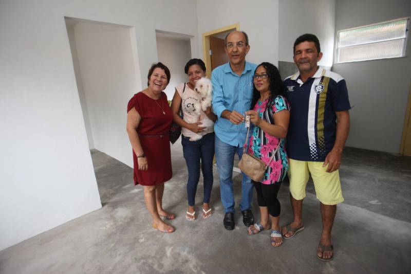 A tarde desta quarta-feira (02), foi de alegria para vinte famílias do Projeto Taboquinha, em Icoaraci, que ganharam uma nova habitação, com sala, cozinha, banheiro, dois quartos e área externa. Elas receberam as chaves de seus apartamentos das mãos da presidente da COHAB, Lene Farinha, de diretores da Companhia de Habitação e do deputado federal Arnaldo Jordy. Segundo a presidente da COHAB, Lene Farinha, o projeto Taboquinha "sempre foi dinâmico e já conseguimos avançar muito aqui. Falta entregar cerca de quarenta e quatro unidades habitacionais e fazer a revitalização dos canais, para assim concluirmos as obras", declarou. Ela solicitou que os novos moradores zelem pelas unidades e conservem as áreas livres. Ela também anunciou que está sendo preparada uma área ao lado da ponte do Cruzeiro destinada a um projeto voltado exclusivamente para os pescadores.
FOTO: CARLOS SODRÉ / AG. PARÁ
DATA: 02.05.2018
BELÉM - PARÁ <div class='credito_fotos'>Foto: Carlos Sodré/Agência Pará | <a href='/midias/2018/originais/9fc33c87-85f4-4bc9-b4df-4a3f02c49d24.jpg' download><i class='fa-solid fa-download'></i> Download</a></div>