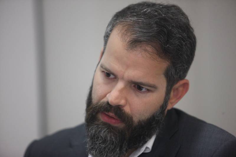 De acordo com Eduardo Leão (foto), titular da Secretaria de Desenvolvimento Econômico, Mineração e Energia (SEDEME), trata-se de um projeto de uma ferrovia pública estadual para o transporte de passageiros e cargas com o objetivo de integrar o Estado e maximizar o desenvolvimento socioeconômico. “Um projeto inédito e estratégico com reflexos imediatos em toda cadeia logística nacional”, destacou o secretário.
FOTO: MARCELO LELIS / AG. PARÁ
DATA: 13.05.2018
BELÉM - PARÁ <div class='credito_fotos'>Foto: Marcelo Lelis / Ag. Pará | <a href='/midias/2018/originais/9fcb3901-eb25-4b77-8cbe-e60bbe13c81d.jpg' download><i class='fa-solid fa-download'></i> Download</a></div>