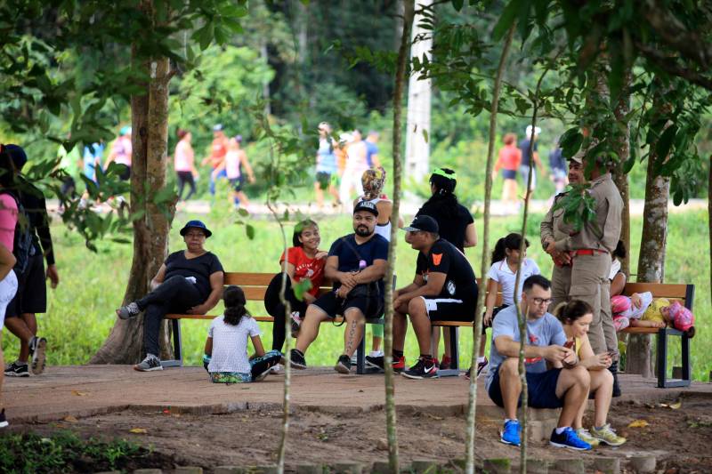 Uma reabertura feita a milhares de mãos. A fita inaugural colocada no inicio da trilha principal do Parque do Utinga foi rompida por mais de cinco mil pessoas ansiosas pelo inicio da caminhada, marcando o segundo dia da programação de reabertura do mais novo espaço paraense de lazer e interatividade com a natureza.
FOTO: MÁCIO FERREIRA / AG. PARÁ
DATA: 17.03.2018
BELÉM - PARÁ <div class='credito_fotos'>Foto: MÁCIO FERREIRA/ AG. PARÁ | <a href='/midias/2018/originais/9fd22c8b-ea9d-45cb-b679-419c185c9174.jpg' download><i class='fa-solid fa-download'></i> Download</a></div>