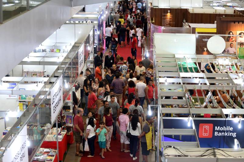 Os escritores paraenses Tiago Braga, José Antônio Neto, Maciste Costa abrem a programação oficial da Fundação Cultural do Pará (FCP) na XXII Feira Pan-Amazônica do Livro, no dia 06 de junho. A Feira Pan-Amazônica do Livro (foto) será realizada em Belém de 01 a 10 de junho de 2018 com lançamentos, bate papo e atrações culturais.

FOTO: SIDNEY OLIVEIRA / ARQUIVO AG. PARÁ
DATA: 25.05.2018
BELÉM - PARÁ <div class='credito_fotos'>Foto: Sidney Oliveira/Ag. Pará   |   <a href='/midias/2018/originais/9fdc81bf-f85f-432f-9b76-3d524a5b6b1d.jpg' download><i class='fa-solid fa-download'></i> Download</a></div>