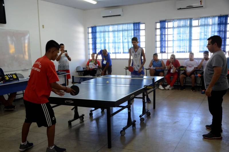 A programação das oficinas, enfatizando também a importância do futebol de 7 e do basquete em cadeira de rodas, destacou o papel da atividade física adaptada na promoção da qualidade de vida e melhoria do desenvolvimento biopsicossocial de pessoas com deficiência. O Núcleo de Esporte e Lazer oferta atualmente oito modalidades adaptadas: atletismo, bocha, goalball, futebol de 5, futebol de 7, natação, tênis em cadeira de rodas e tênis de mesa (foto).
FOTO: FERNANDO NOBRE / ASCOM SEDUC
DATA: 29.06.2018
MARABÁ - PARÁ <div class='credito_fotos'>Foto: FERNANDO NOBRE/ASCOM SEDUC | <a href='/midias/2018/originais/9fdd9492-4c5c-4e67-9f72-6dd2c44db81c.jpg' download><i class='fa-solid fa-download'></i> Download</a></div>