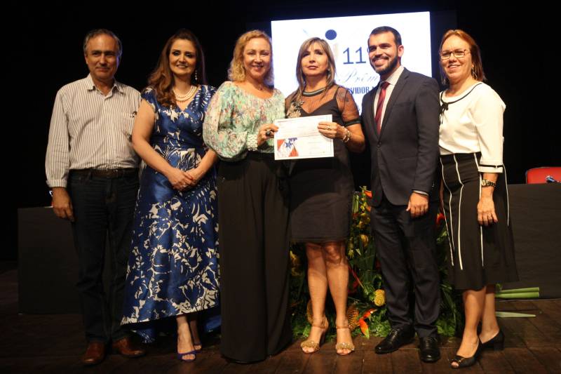 A servidora pública estadual Terezinha Medeiros, 61 anos, que trabalha há 33 na Fundação Santa Casa de Misericórdia do Pará foi a sorteada entre 53 servidores para receber o Prêmio de Servidor Nota 10 de 2018. Ela representa os 107 mil servidores que fazem parte do quadro do Governo do Pará. A premiação aconteceu durante cerimônia realizada na noite desta terça-feira (6), no Teatro Margarida Schivasappa (Centur). Esta foi a 11ª edição do Prêmio Servidor Nota 10.
FOTO: CARLOS SODRÉ / AG. PARÁ
DATA: 06.11.2018
BELÉM - PARÁ <div class='credito_fotos'>Foto: CARLOS SODRÉ / AG. PARÁ | <a href='/midias/2018/originais/9fe22a07-a73d-4ff5-a26e-b766b0c83611.jpg' download><i class='fa-solid fa-download'></i> Download</a></div>
