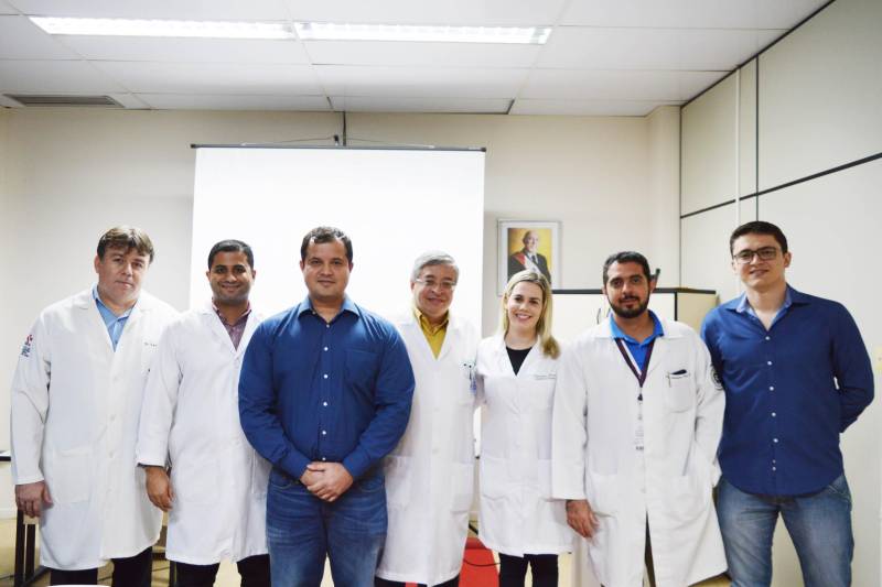 A cirurgia sempre foi, majoritariamente, um campo da medicina dominado pelos homens. Mas nas últimas décadas esta realidade vem mudando. No norte do Brasil aumenta, cada vez mais, o número de mulheres se especializando em cirurgia geral. No entanto, cirurgia de trauma ainda é uma novidade. Nesta semana, o Hospital Metropolitano de Urgência e Emergência (HMUE) certificou a primeira profissional em cirurgia do trauma dentro de um programa de Residência na região, a médica Thaiana Cerqueira Ferraz. Situado no município de Ananindeua, na Região Metropolitana de Belém, o Hospital Metropolitano de Urgência e Emergência é o único serviço hospitalar a ofertar gratuitamente o tratamento de alta complexidade em traumatologia e queimados, na Região Norte. Thaiana Ferraz fez a Residência na instituição sem nenhum custo. Para ela, é “muito gratificante concluir a Residência. Afinal, o hospital nos deu essa oportunidade, em uma especialidade que é muito importante para a sociedade e pouco valorizada, principalmente entre as mulheres”.
FOTO: ASCOM / HMUE
DATA: 08.03.2018
BELÉM - PARÁ <div class='credito_fotos'>Foto: ASCOM HMUE | <a href='/midias/2018/originais/9fe713ae-2d25-4b0e-9c32-2020df9ae8f2.jpg' download><i class='fa-solid fa-download'></i> Download</a></div>