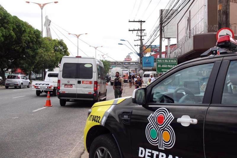 O Departamento de Trânsito do Estado (Detran) divulgou um balanço do trabalho que vem desenvolvendo ao longo dos quilômetros 0 ao 18 da rodovia BR 316. Após 12 dias de operação, foram registrados 28 acidentes, com cinco feridos e duas mortes; três pessoas foram presas por cometerem o crime de alcoolemia; e a infração que teve o maior número de registros nesse período foi transitar pelo acostamento.
FOTO: ASCOM / DETRAN
DATA: 12.11.2018
BELÉM - PARÁ <div class='credito_fotos'>Foto: ASCOM DETRAN | <a href='/midias/2018/originais/9ff17563-2916-4c46-8608-26019d8f22e8.jpg' download><i class='fa-solid fa-download'></i> Download</a></div>