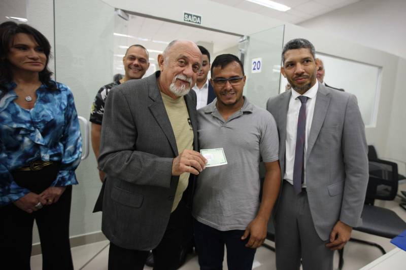 Carteira de identidade, habilitação e de trabalho. Seguro-desemprego, segunda via de boletos de água e multas de transito. Registros na Junta Comercial e DARFs de impostos. Registros de ocorrências na polícia e queixas ao Procon. Tudo num só lugar, rápido e fácil. O governador Simão Jatene (foto) entregou nesta sexta-feira, 04, à população a Estação Cidadania do Shopping Pátio Belém. É a sexta unidade de atendimento à população no estado do Pará. Num espaço de mais de mil metros quadrados, a população poderá contar com serviços de órgãos como: Banpará; Polícia Civil; Procon; Secretaria de Justiça e Direitos Humanos; Sistema Nacional de Empregos; Secretaria de Assistência Social, Trabalho e Renda; Junta Comercial do Estado, Secretaria da Fazenda, Cosanpa, Detran, Igeprev e Fundação Pro-Paz. Além desses, as novidades ficam por conta do Hemopa, oferecendo a possibilidade do cidadão doar sangue e da Secretaria Municipal de Mobilidade (Semob).
FOTO: ANTÔNIO SILVA / AG. PARÁ
DATA: 04.05.2018
BELÉM - PARÁ <div class='credito_fotos'>Foto: Antônio Silva/Ag. Pará | <a href='/midias/2018/originais/9ff42345-c2b6-49d4-96a2-2e98d60cb217.jpg' download><i class='fa-solid fa-download'></i> Download</a></div>