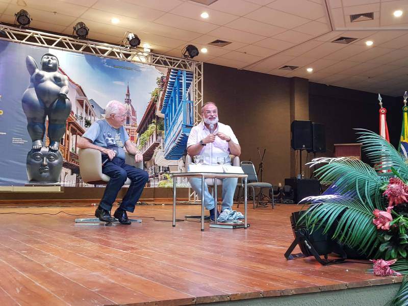O quinto dia do Salão do Livro do Sul e Sudeste do Pará, realizado pela Secretaria de Estado de Cultura (Secult) em Marabá, foi um dos mais aguardados por profissionais ligados à educação, devido à presença no Papo Cabeça e no Encontro Literário do professor Celso Antunes (e), autor de centenas de livros didáticos, muitos dedicados à temática da educação. A importância de ler, a maneira de exercitar a memória e a formação dos professores foram temas abordados pelo escritor. “Assim como os músculos aumentam no tamanho da proporção, acontece com a mente. Se você exercita sua memória, sua linguagem, seus pensamentos, aquilo vai progredindo de uma forma extraordinária. Pense que a sua inteligência está no patamar que você a deixou”, frisou.
FOTO: KÉLIA SANTOS / ASCOM CRGSP
DATA: 02.05.2018
MARABÁ - PARÁ <div class='credito_fotos'>Foto: KÉLIA SANTOS / ASCOM CRGSP | <a href='/midias/2018/originais/a0081ba4-3d89-486e-ac95-92956fa93592.jpg' download><i class='fa-solid fa-download'></i> Download</a></div>