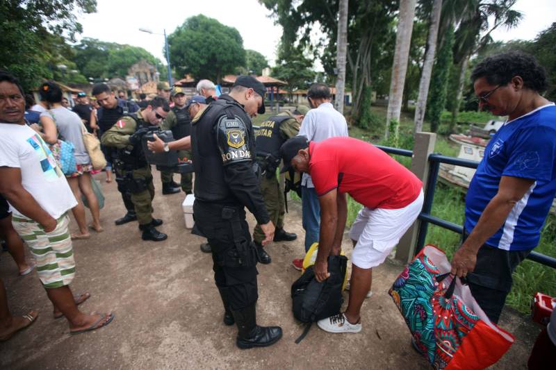 Os rios próximos a Belém são, muitas vezes, porta de entrada para o tráfico de drogas, comercialização de produtos ilegais, entre outros crimes, que influenciam diretamente a violência na Região Metropolitana de Belém (RMB). Para intensificar e otimizar as ações repressivas nas regiões das ilhas pertencentes a capital, a Secretaria de Estado de Segurança Pública e Defesa Social (Segup) realizou a Operação Yara na ilha de Cotijuba, neste sábado, 26.

FOTO: THIAGO GOMES / AG. PARÁ
DATA: 26.05.2018
COTIJUBA - PARÁ <div class='credito_fotos'>Foto: Thiago Gomes /Ag. Pará   |   <a href='/midias/2018/originais/a00c6c0a-ef17-428f-912a-e198ba792a20.jpg' download><i class='fa-solid fa-download'></i> Download</a></div>