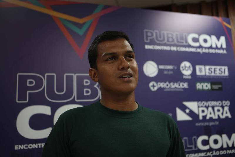 A desconstrução de estereótipos de raça na comunicação e a construção de marcas no Instagram foram os temas das duas palestras desta tarde de terça-feira (12) no “Publicom Belém 2018. O público formado por assessores de comunicação do Governo, profissionais de comunicação, professores e estudantes da área prestigiaram o segundo e último dia do evento que acontece no Teatro do Sesi, em Belém. A palestra “Desconstruindo estereótipos de raça na comunicação”, foi ministrada pelas comunicólogas Helaine Martins e Joana Mendes, da Idánimo Consultoria, agência especializada em comunicação com e sobre os públicos negro, feminino e LGBT. Na foto, o jornalista da TV Liberal, Carlos Brito.

FOTO: RODOLFO OLIVEIRA / AG. PARÁ
DATA: 12.06.2018
BELÉM - PARÁ <div class='credito_fotos'>Foto: Rodolfo Oliveira/Ag. Pará   |   <a href='/midias/2018/originais/a0140c15-462b-4765-83f5-69e805a73a53.jpg' download><i class='fa-solid fa-download'></i> Download</a></div>