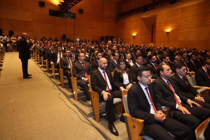 Para o governador Simão Jatene (foto), todos os nomeados podem se considerar – a partir do momento em que optaram por um concurso público no Pará – paraenses, “pois vão ajudar a construir o estado”. “Vocês terão a grata oportunidade de conhecer o estado pelo seu interior, o que é extremamente enriquecedor”, disse o governador. “Mas, preparem-se, pois terão poucos aplausos nos acertos e muitas e severas críticas ao menor erro”. Sobre o concurso e a posse dos novos delegados, Jatene disse que “mais um desafio foi vencido, que é o de ter um delegado para cada município”. “É mais um passo no sentido de combater a violência e melhorar os índices da segurança pública, o que nós fazemos mesmo com a crise que ainda assola o país”, disse o governador. “Enquanto existir essa vontade coletiva, unindo governo e sociedade, vamos vencer mais desafios, em todas as áreas”, concluiu Simão Jatene.
FOTO: SYDNEY OLIVEIRA / AG. PARÁ
DATA: 26.02.2018
BELÉM - PARÁ <div class='credito_fotos'>Foto: Sidney Oliveira/Ag. Pará | <a href='/midias/2018/originais/a01771a1-8962-451d-bb41-8e901ef604fb.jpg' download><i class='fa-solid fa-download'></i> Download</a></div>