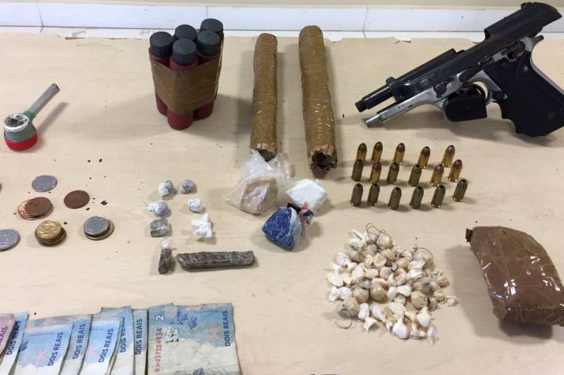 A Polícia Civil, por meio da Superintendência Regional do Baixo Tocantins, prendeu, em menos de uma semana, oito pessoas envolvidas em crimes, como tráfico de drogas e homicídios, nos municípios de Abaetetuba e Barcarena. Com os presos, diversas porções de drogas, arma, munição e quantias em dinheiro, inclusive de Dólar Americano, foram apreendidas.
FOTO: ASCOM POLÍCIA CIVIL
DATA: 21.05.2018
BARCARENA - PARÁ <div class='credito_fotos'>Foto: Ascom Polícia Civil | <a href='/midias/2018/originais/a01ba056-3f64-4a73-a43a-ae5ef63d5283.jpg' download><i class='fa-solid fa-download'></i> Download</a></div>