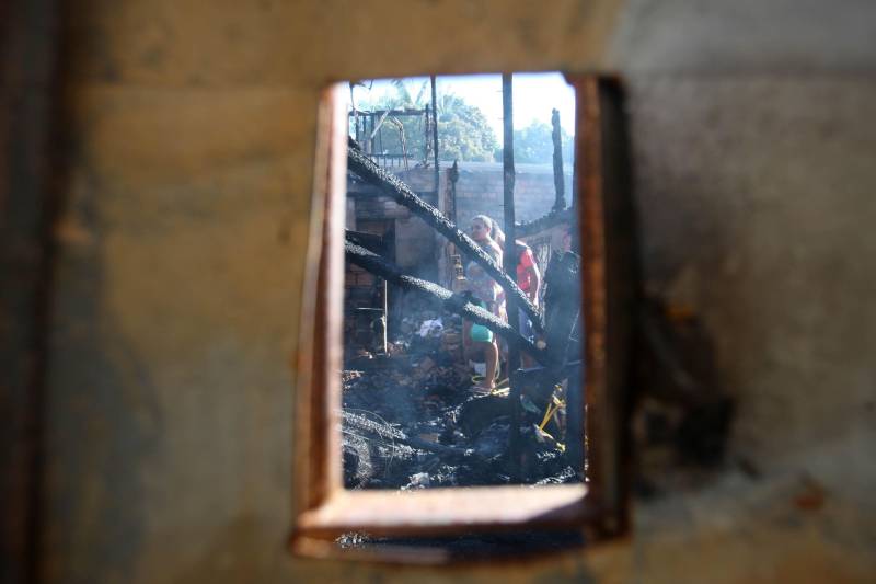 Equipes do Corpo de Bombeiros continuam o trabalho no local do incêndio que ocorreu nesta quinta-feira, 31, na passagem Serrão de Castro, próximo à avenida José Bonifácio, no bairro do Guamá, em Belém.
FOTO: MARCELO LELIS / AG. PARÁ
DATA: 01.06.2018
BELÉM - PARÁ <div class='credito_fotos'>Foto: Marcelo Lelis / Ag. Pará | <a href='/midias/2018/originais/a01ba115-f0af-4ed2-b892-88dd68d2b05d.jpg' download><i class='fa-solid fa-download'></i> Download</a></div>