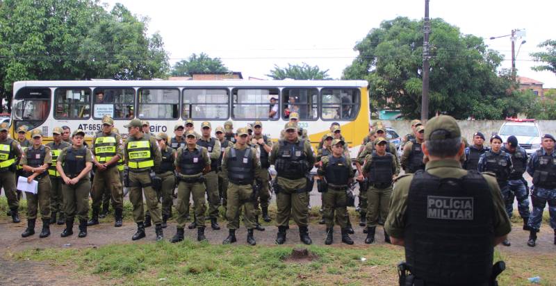 Nenhuma ocorrência grave foi registrada, no bairro do Tapanã, pelo Centro Integrado de Operações (CIOP) desde a última quinta-feira (11) até às 6h da manhã desta segunda-feira (19). Esse resultado se deve a ação integrada dos órgãos do Sistema de Segurança Pública do estado e município, chamada de “Operação Ocupação”. No total, foram utilizados 293 viaturas e 113 motos no reforço do policiamento. Para o coronel Marco Antônio Rocha, chefe do Departamento Geral de Operações da Polícia Militar, a “Ocupação Tapanã”, como foi batizada a operação no bairro do Tapanã, obteve números positivos devido ao comprometimento dos agentes envolvidos e à integração entre os órgãos de segurança.
FOTO: ASCOM / POLÍCIA MILITAR
DATA: 19.03.2018
BELÉM - PARÁ <div class='credito_fotos'>Foto: Ascom Polícia Militar | <a href='/midias/2018/originais/a01bd191-5574-4893-9e9d-0b3724a8eb22.jpg' download><i class='fa-solid fa-download'></i> Download</a></div>