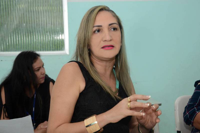 Melhorar os números do Índice de Desenvolvimento da Educação Básica (Ideb) a partir de ações articuladas nas escolas focalizando a eficiência no processo de alfabetização de alunos da 1ª e 2ª série da rede pública. Esse é o objetivo do “Mais Alfabetização”, um programa do Governo Federal que foi implantado desde o início do ano no Pará por meio da Diretoria de Educação Infantil e Fundamental da Secretaria de Estado de Educação (Seduc) e que teve resultados positivos em seu projeto piloto. Nos dias 11 e 12 de dezembro, a ideia de fazer uma espécie de intercâmbio de experiências entre duas escolas que aderiram ao programa surpreendeu. As escolas Lenira Teixeira Moura e Deputado Armando Correa assumiram o protagonismo de experimentar na prática a proposta do programa e compartilharam os resultados. Para a diretora Oneide Bojo, da Escola Lenira Teixeira Moura, do bairro da Cabanagem, em Belém, "O programa foi uma experiência muito positiva, principalmente por proporcionar um acompanhamento eficiente de cada aluno, por meio da ferramenta tecnológica disponibilizada pelo programa". Na foto, a professora Ana Virginia, da Escola Nossa Senhora de Fátima II, da USE 11, em Icoaraci. 

FOTO: FERNANDO NOBRE / ASCOM SEDUC
DATA: 13.12.2018
BELÉM - PARÁ <div class='credito_fotos'>Foto: FERNANDO NOBRE/ASCOM SEDUC   |   <a href='/midias/2018/originais/a01c2c5a-ecaa-470b-8eb2-9a9492038922.jpg' download><i class='fa-solid fa-download'></i> Download</a></div>