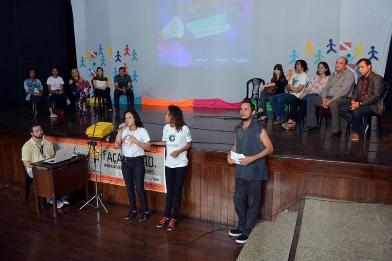 Um encontro de adolescentes, promovido pelo Comitê Estadual de Enfrentamento à Violência Sexual contra Crianças e Adolescentes do Pará, reuniu, nesta sexta-feira (13), no Teatro Gasômetro, em Belém, técnicos de vários órgãos públicos e representantes do Poder Judiciário, Ministério Público e de entidades civis que atuam no combate à violência sexual contra menores. A Secretaria de Estado de Educação (Seduc), membro do Comitê, participou do encontro, que contou com a presença de 300 pessoas. Um dos objetivos é a revisão do Plano Estadual de Enfrentamento à Violência Sexual Contra Crianças e Adolescentes. A iniciativa serviu também para incentivar o protagonismo infanto-juvenil na prevenção e combate a essa prática criminosa que caracteriza o abuso sexual como crime contra vulnerável, previsto no artigo 217-a do Código Penal (pena de 8 a 15 anos de prisão).

FOTO: ELISEU DIAS / ASCOM SEDUC
DATA: 13.04.2018
BELÉM - PARÁ <div class='credito_fotos'>Foto: Eliseu Dias / Ascom Seduc   |   <a href='/midias/2018/originais/a01c7914-9078-41e4-9ed6-fb357dc9f602.jpg' download><i class='fa-solid fa-download'></i> Download</a></div>