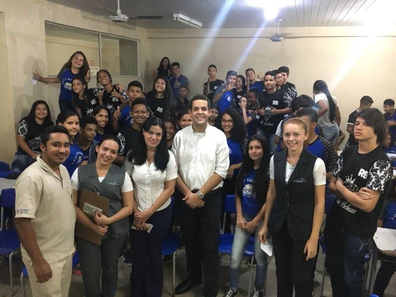 Cerca de 250 estudantes de escolas públicas do ensino fundamental e médio foram alvo da ação de educação em saúde promovida pela Unidade de Alta Complexidade em Oncologia Dr Vitor Moutinho (Unacon), em Tucuruí, com o objetivo de combater o tabagismo que é responsável por cerca de 30% das mortes pelos mais diversos tipos de câncer, entre eles, de pulmão,  laringe, faringe, esôfago, estômago, pâncreas, fígado, rim, bexiga, colo do útero e leucemias. A ação realizada pelo Grupo de Trabalho de Humanização (GTH) da unidade, que é referência no tratamento de câncer no sudeste paraense, levou especialistas às escolas para alertar sobre os perigos do tabagismo que atualmente é o maior fator de risco evitável de adoecimento e morte no mundo e, cada vez mais, envolve crianças e adolescentes. Na foto, o médico oncologista da Unacon, Leandro Almeida (camisa branca) durante as ações nas escolas de Tucuruí.

FOTO: ASCOM / UNACON
DATA: 19.05.2018
TUCURUÍ - PARÁ <div class='credito_fotos'>Foto: Ascom Unacon   |   <a href='/midias/2018/originais/a023e795-784f-4e58-8974-bcda5d5ed37a.jpg' download><i class='fa-solid fa-download'></i> Download</a></div>
