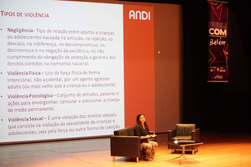 Todas as pessoas que deixaram o teatro onde acontece o Publicom Belém 2018 saíram animadas com o primeiro dia de evento, que encerrou às 20h desta segunda-feira (11). Ter a oportunidade de conhecer mais sobre temas atuais, conhecer de perto profissionais de sucesso da área de comunicação e trocar experiências com estudantes e outros profissionais da área foram os benefícios mais citados por quem participou do evento, que já acontece desde 2013. Na foto, a jornalista Luciana Abade.
FOTO: RODOLFO OLIVEIRA / AG. PARÁ
DATA: 11.06.2018
BELÉM - PARÁ <div class='credito_fotos'>Foto: Rodolfo Oliveira/Ag. Pará | <a href='/midias/2018/originais/a02d4005-925e-4933-9be6-57dd6cb5dc6a.jpg' download><i class='fa-solid fa-download'></i> Download</a></div>
