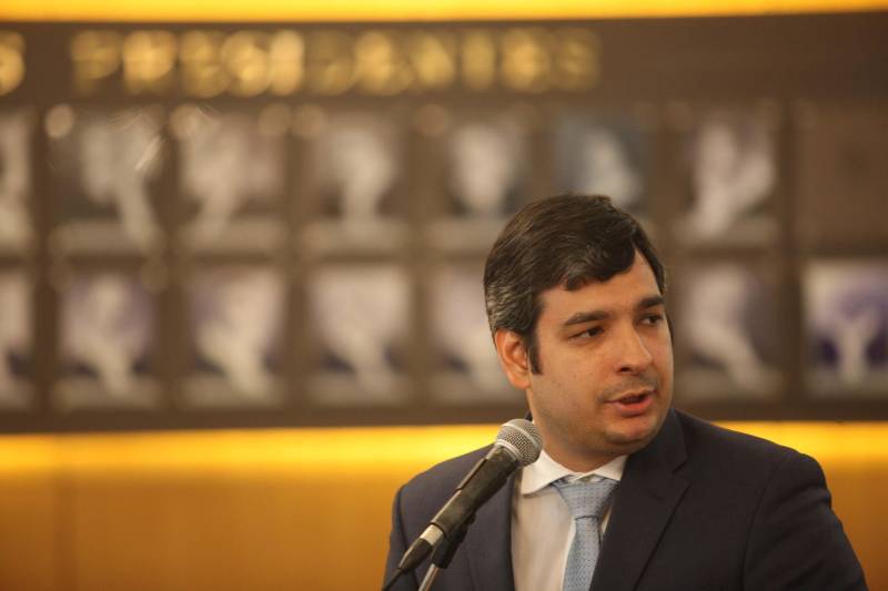 Um acordo de cooperação técnica para agilizar as ações de cobrança de títulos da dívida ativa, ajuizados ou não, foi celebrado nesta terça-feira, 26, entre o Tribunal de Justiça do Estado (TJPA), Governo do Pará, União, Prefeitura de Belém e o Instituto de Estudos de Protesto de Títulos do Brasil, seção Pará. O acordo foi firmado na sede do TJPA. O acordo de cooperação técnica foi firmado com base na Lei nº 9.492/1997, que estabelece o protesto como ato formal e solene, pelo qual se prova a inadimplência e o descumprimento de obrigação originada em títulos e outros documentos em dívida, e à inexistência de disposições legais que vedem à utilização do serviço de protesto de títulos pelas entidades da administração pública; e observa as decisões do Conselho Nacional de Justiça (CNJ), que estabelecem a validade do protesto dos títulos, denominados certidões da dívida ativa, bem como atende meta do CNJ, de desjudicialização de ações, estimulando o protesto de títulos executados ou não. Na foto, o secretário municipal de Assuntos Jurídicos, Daniel Coutinho da Silveira.
FOTO: MARCELO LELIS / AG. PARÁ
DATA: 26.06.2018
BELÉM - PARÁ <div class='credito_fotos'>Foto: Marcelo Lelis / Ag. Pará | <a href='/midias/2018/originais/a02f3969-4636-46c4-b4a4-e4312fe081c7.jpg' download><i class='fa-solid fa-download'></i> Download</a></div>