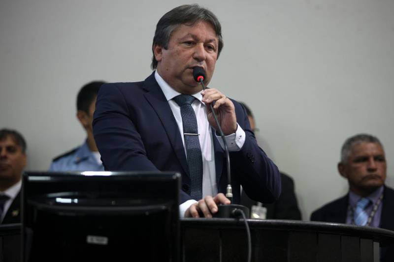 O governador Simão Jatene entregou, na manhã desta terça-feira (6), a "Mensagem Governamental do Pará à Assembleia Legislativa 2018", em sessão especial que abriu os trabalhos da Casa no exercício 2018. A leitura do documento destacou os principais resultados alcançados pelo governo no ano anterior e fez prognósticos de obras e serviços previstos para este ano. Na foto, o deputado estadual Eliel Faustino.
FOTO: ANTONIO SILVA / AG. PARÁ
DATA: 06.02.2018
BELÉM - PARÁ <div class='credito_fotos'>Foto: Antônio Silva/Ag. Pará | <a href='/midias/2018/originais/a031d412-acac-4752-b673-63125d785cd6.jpg' download><i class='fa-solid fa-download'></i> Download</a></div>