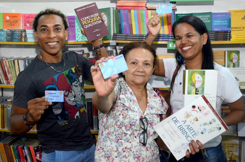 Os professores da Escola Estadual Agostinho Moraes acordaram mais cedo para participar da 22ª edição da Feira Pan-Amazônica do Livro, uma das maiores do Brasil. Incentivados pelo programa Credlivro, que beneficia servidores da rede pública de ensino com bônus destinado à aquisição de livros, a caravana partiu do município de Inhangapi, no nordeste paraense e chegou à convenção literária com o objetivo de aumentar o acervo de material didático e inspirações que podem auxiliar dentro de sala de aula. “Desde que ganhamos o auxílio, passei a comprar mais livros. Tanto para minha sala de aula quanto para a minha filha, que está na fase de alfabetização, porque busco incentivá-la à leitura”, conta a professora de matemática, Denize Batista. A servidora trouxe a filha Alicia, de 3 anos, para aproveitar o espaço dedicado ao livro. Segundo os dados apresentados pela Secretária de Estado de Educação (Seduc), em 2017, aproximadamente 70% dos professores usaram o Credlivro em suas compras.
FOTO: EUNICE PINTO
DATA: 08.06.2018
BELÉM - PARÁ <div class='credito_fotos'>Foto: Eunice Pinto / Divulgação | <a href='/midias/2018/originais/a036e0c7-4e28-447b-bd70-07aa48e4b4ee.jpg' download><i class='fa-solid fa-download'></i> Download</a></div>