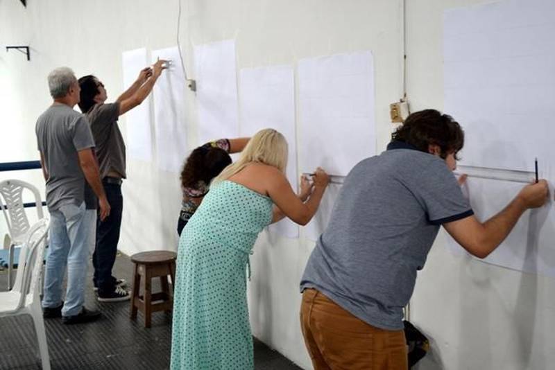 A partir desta segunda-feira, 16, estão abertas as inscrições para as oficinas de arte e ofício do Curro Velho e Casa da Linguagem, que serão realizadas em maio. O período das aulas é de 2 a 22 de maio, no horário da manhã e tarde. Confira os cursos aqui. Os alunos da rede pública de ensino não pagam a taxa de inscrição, porém devem apresentar a declaração da Escola onde estão matriculados. Os demais pagam uma taxa única de 20 reais. As oficinas são voltadas para as mais diversas linguagens artísticas: gravura, desenho, dança, serigrafia, violão, fotografia, entre outras. Na Casa da Linguagem o público pode se inscrever em oficinas de redação, abordagem textual para o Enem, libras, leitura e interpretação de texto. São mais de 100 opções de cursos.
FOTO: ASCOM / FCP
DATA: 16.04.2018
BELÉM - PARÁ <div class='credito_fotos'>Foto: ASCOM FCP | <a href='/midias/2018/originais/a04a8e23-5ea7-46cf-b472-28f4af10527f.jpg' download><i class='fa-solid fa-download'></i> Download</a></div>