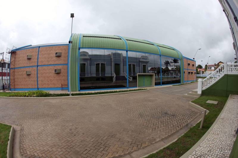 A inauguração do Liceu de Música de Bragança, neste dia 15, pode ser entendida como acontecimento de rotina de governo, mas a entrega das instalações, que ocupam um prédio da primeira metade do século passado, e um teatro contemporâneo, tem um significado para além dos acontecimentos de agenda da administração pública.

FOTO: RODOLFO OLIVEIRA / AG. PARÁ
DATA: 14.12.2018
BRAGANÇA - PARÁ <div class='credito_fotos'>Foto: Rodolfo Oliveira/Ag. Pará   |   <a href='/midias/2018/originais/a0504dea-23d3-4cc5-829c-6cafc6fca940.jpg' download><i class='fa-solid fa-download'></i> Download</a></div>