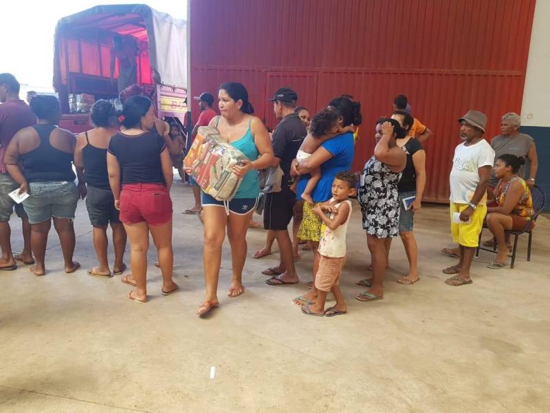 Em Marabá, os primeiros a receber as cestas básicas, nesta quinta-feira,19, foram as cerca de 100 famílias da Comunidade Ribeirinha São Sebastião, conhecida como Carrapato. Entre elas, a família de Marinete das Mercês, de 43 anos, que perdeu toda sua plantação com as fortes chuvas. “Meus plantios de feijão, macaxeira e milho foram tudo para o fundo. Essa cesta é muito bem vinda porque as coisas estão difíceis, ainda mais para quem tem sete filhos”, disse a agricultora. A Defesa Civil do Município de Marabá recebeu mil cestas básicas da Coordenadoria Estadual de Defesa Civil (Cedec). O coordenador municipal do órgão, Jairo Milhomen explicou que “além dos ribeirinhos, famílias há mais de 30 dias sem cestas e aquelas que estão em abrigos e ainda não receberam serão contempladas”.
FOTO: DIVULGAÇÃO
DATA: 19.04.2018
MARABÁ - PARÁ <div class='credito_fotos'>Foto: Divulgação | <a href='/midias/2018/originais/a07065a6-cbfb-4da5-927f-01cd5f2ca7bc.jpg' download><i class='fa-solid fa-download'></i> Download</a></div>