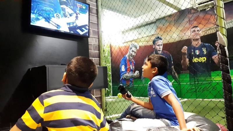 Cerca de 60 crianças (foto) com doenças hematológicas e que fazem acompanhamento na Fundação Centro de Hemoterapia e Hematologia do Pará (Hemopa) tiveram uma quinta-feira especial. Com direito a muitas brincadeiras, animação, Papai Noel e presentes, elas participaram de uma Festa de Natal em um parque infantil. A ação é resultado do trabalho de humanização da Fundação e tudo, do espaço aos presentes, foi fruto do voluntariado.

FOTO: ASCOM / HEMOPA
DATA: 20.12.2018
BELÉM - PARÁ <div class='credito_fotos'>Foto: Ascom Hemopa   |   <a href='/midias/2018/originais/a07ae6e8-8bf7-4459-a092-7902472502c8.jpg' download><i class='fa-solid fa-download'></i> Download</a></div>