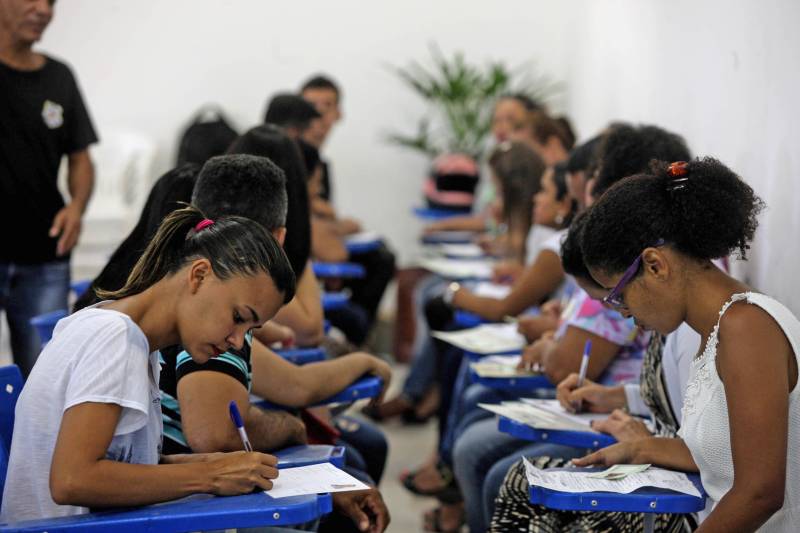 “Perdi todos os documentos na chuva, assim como quase tudo de dentro da casa. Poder tirar os documentos hoje, menos de uma semana depois do desastre e tudo de graça, é bom, chegou na hora certa e vai ajudar muita gente mesmo”. A fala é Adriano Pinheiro, morador do bairro Angelim, um dos 15 afetados pela forte enxurrada que alagou 40% do município de Paragominas, no nordeste paraense, na semana passada. Ele se soma a outras centenas de pessoas que estiveram nesta terça-feira (17), na Escola Municipal Anésia da Costa Chaves, primeiro local da Caravana do ProPaz no município (foto). Semelhante as demais ações do ProPaz Cidadania, o programa está viabilizando no município a emissão de 2ª via de Certidão de Nascimento, Registro Geral (RG), 2ª via de CPF, carteira social (mudança de gênero), fotos para os documentos e a carteira do ID Jovem, que possibilita a jovens de 15 a 29 anos, diversos benefícios, entre eles, meia passagem em trajetos interestaduais.
FOTO: SIDNEY OLIVEIRA / AG. PARÁ
DATA: 17.04.2018
PARAGOMINAS - PARÁ
<div class='credito_fotos'>Foto: Sidney Oliveira/Ag. Pará | <a href='/midias/2018/originais/a08eb96b-e35e-45c4-834f-5bde129db9e2.jpg' download><i class='fa-solid fa-download'></i> Download</a></div>