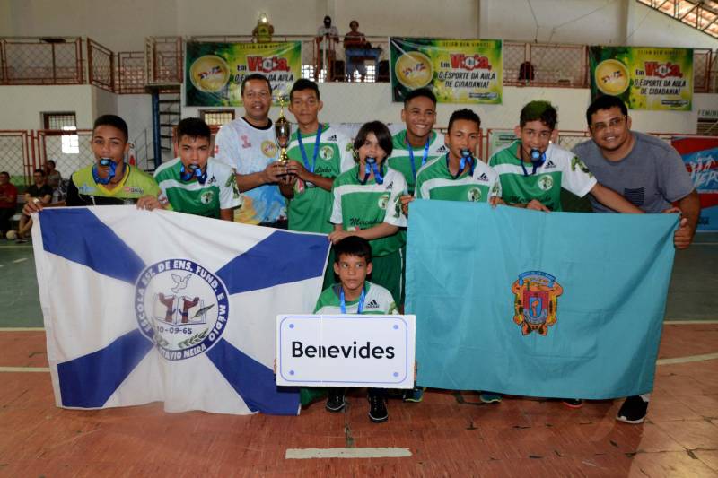 As escolas estaduais dos municípios de Vigia, Augusto Corrêa e Benevides venceram a primeira regional dos Jogos Estudantis Paraenses (Jeps), que chegou ao fim neste sábado, 5, em Vigia de Nazaré, no nordeste paraense, após cinco dias de competição. As vagas no Handebol Masculino e Feminino B (atletas de 15 a 17 anos) ficaram com as escolas de Vigia: Escola Técnica de Vigia (EETEPA) e Escola Estadual Bertoldo Nunes, respectivamente. Também no Handebol Feminino, categoria A (12 a 14 anos), a vitória foi da Escola Barão do Guajará, de Vigia. Os Jeps ocorrem há 60 anos por iniciativa do Governo do Estado por meio do Núcleo de Esporte e Lazer (NEL) da Secretaria de Estado de Educação (Seduc), com apoio das prefeituras municipais.
FOTO: FERNANDO NOBRE / ASCOM SEDUC
DATA: 05.05.2018
VIGIA - PARÁ <div class='credito_fotos'>Foto: FERNANDO NOBRE/ASCOM SEDUC | <a href='/midias/2018/originais/a092042c-1926-4370-9428-37d9e23998d4.jpg' download><i class='fa-solid fa-download'></i> Download</a></div>