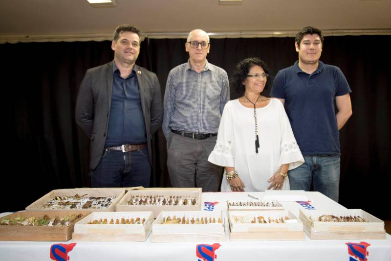 A primeira doação de instituições do Norte do Brasil para ajudar a reconstruir o acervo do Museu Nacional foi concretizada nesta segunda-feira (12), na sala de recitais do Centro de Ciências Sociais e Educação (CCSE), da Universidade do Estado do Pará (Uepa), em Belém. Além da devolução de 314 espécimes emprestados à instituição paraense pelo Museu Nacional, a Uepa doou 200 peças da Coleção Zoológica Dr. Joachim Adis.
FOTO: MARCELLO SARMENTO / ASCOM UEPA
DATA: 12.11.2018
BELÉM - PARÁ <div class='credito_fotos'>Foto: MARCELLO SARMENTO / ASCOM UEPA | <a href='/midias/2018/originais/a09d973a-f580-4570-b9ec-7069e622e85a.jpg' download><i class='fa-solid fa-download'></i> Download</a></div>