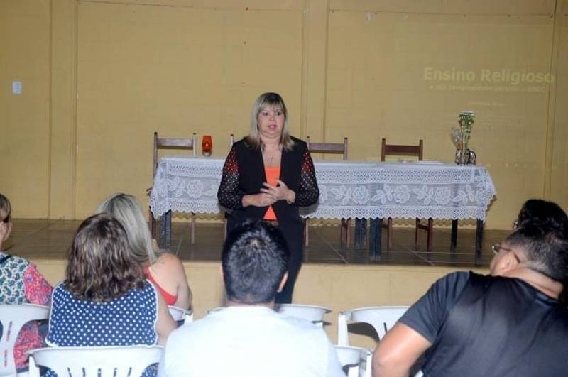 A Secretaria de Estado de Educação (Seduc), por meio da Unidade Seduc na Escola (Use 1), promoveu na quarta-feira (5), o “I Encontro da Base Nacional Comum Curricular (BNCC) do Ensino Religioso na Docência”. A programação aconteceu nas dependências da Escola Estadual de Ensino Fundamental e Médio Ruy Paranatinga, localizada no bairro de Val de Cans, em Belém. O evento (foto) contou com a presença de gestores, professores e pedagogos da Rede Estadual de Ensino, e teve na programação a palestra do Pós-Doutor em Ciência da Religião pela PUCSP, Sérgio Junqueira. "O objetivo é trazer para o professor que está em sala de aula essa proposta, que agora é Lei. É necessário informar o que será trabalhado em sala de aula, para que a criança entenda o Ensino Religioso e passe ter um papel social", explicou.

FOTO: ASCOM SEDUC
DATA: 06.12.2018
BELÉM - PARÁ <div class='credito_fotos'>Foto: ASCOM SEDUC   |   <a href='/midias/2018/originais/a09da9ca-4daa-441d-9d79-2057af0ff4ca.jpg' download><i class='fa-solid fa-download'></i> Download</a></div>