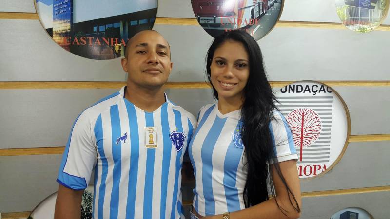 “Seja solidário. Doe sangue. Compartilhe vida”. É o tema da campanha comemorativa ao Dia Mundial do Doador de Sangue, festejado nesta quinta-feira, 14. O Pará adere ao movimento mundial, por meio da Fundação Centro de Hemoterapia e Hematologia do Pará (Hemopa), ao promover ações de incentivo à doação de sangue e chamar atenção da população sobre a importância da participação no processo que multiplica vidas. No Estado são cerca de 100 mil coletas, anualmente. A campanha da Organização Pan-Americana da Saúde/Organização Mundial da Saúde (OPAS/OMS) alerta para conscientização dos candidatos potencialmente doadores à necessidade de mais doações voluntárias e regulares para assegurar o atendimento da demanda transfusional com qualidade e segurança. Na foto, o doador Jhoney Lemos Vaz e a namorada Renata Clara Favacho da Silva, 26 anos.

FOTO: ASCOM / HEMOPA
DATA: 14.06.2018
BELÉM - PARÁ <div class='credito_fotos'>Foto: Ascom Hemopa   |   <a href='/midias/2018/originais/a0a41012-658f-4430-9035-a265e3d8a29b.jpg' download><i class='fa-solid fa-download'></i> Download</a></div>