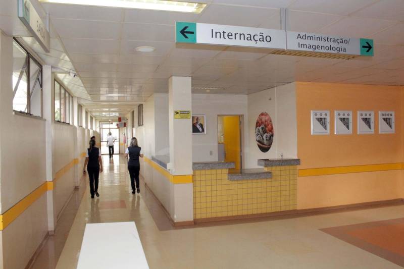 Diante dessa constatação, a direção do HGT, por meio da Comissão Interna de Prevenção de Acidente (Cipa), está promovendo campanha com blitz interna junto aos colaboradores, usuários e acompanhantes para incentivo do uso do capacete por parte dos condutores de motos e o cinto de segurança nos motoristas de carros, além de comportamento cordial e de atenção à legislação vigente. A ação teve início dia 28 de março e não tem data para encerrar. As ações são realizadas com palestras, distribuição de material educativo e atividades dinâmicas no Hall de entrada do hospital, a área frontal e de estacionamento. A ação conta com apoio do Grupo de Trabalho de Humanização (GTH).
FOTO: ASCOM / HGT
DATA: 07.04.2018
TAILÂNDIA - PARÁ <div class='credito_fotos'>Foto: ASCOM / HGT | <a href='/midias/2018/originais/a0a8e25d-14e0-4b7b-a83e-885f2306dc8c.jpg' download><i class='fa-solid fa-download'></i> Download</a></div>