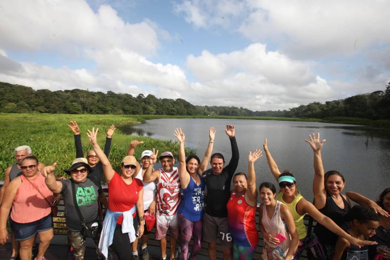 Uma reabertura feita a milhares de mãos. A fita inaugural colocada no inicio da trilha principal do Parque do Utinga foi rompida por mais de cinco mil pessoas ansiosas pelo inicio da caminhada, marcando o segundo dia da programação de reabertura do mais novo espaço paraense de lazer e interatividade com a natureza.
FOTO: SIDNEY OLIVEIRA / AG. PARÁ
DATA: 17.03.2018
BELÉM - PARÁ <div class='credito_fotos'>Foto: Sidney Oliveira/Ag. Pará | <a href='/midias/2018/originais/a0ae4bd3-81be-4b18-a2fb-3a63830a351b.jpg' download><i class='fa-solid fa-download'></i> Download</a></div>