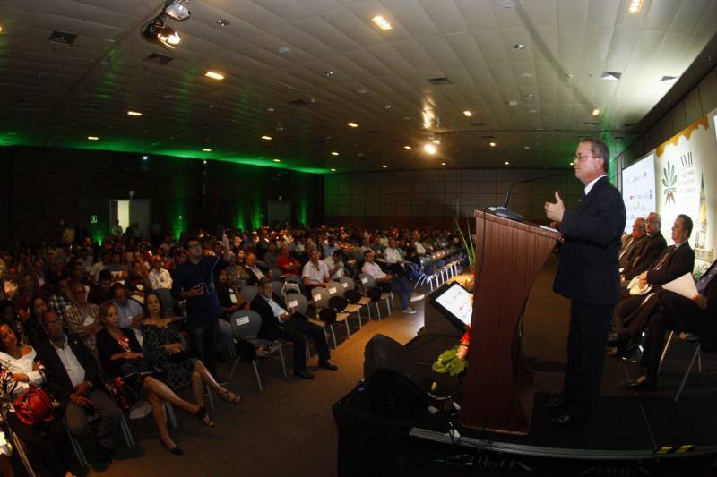 A representatividade da produção paraense e os investimentos feitos pelo Estado na agricultura familiar foram destacados pelo governador em exercício, Zequinha Marinho (foto), na abertura oficial dos congressos, cuja programação técnica começou pela manhã, com minicursos sobre o melhoramento genético da mandioca, manejo de solo e identificação de insetos e ácaros, entre outros temas.
FOTO: THIAGO GOMES / AG. PARÁ
DATA: 12.03.2018
BELÉM - PARÁ <div class='credito_fotos'>Foto: Thiago Gomes /Ag. Pará | <a href='/midias/2018/originais/a0ae8e02-08f8-4c75-ade0-ff068056011d.jpg' download><i class='fa-solid fa-download'></i> Download</a></div>