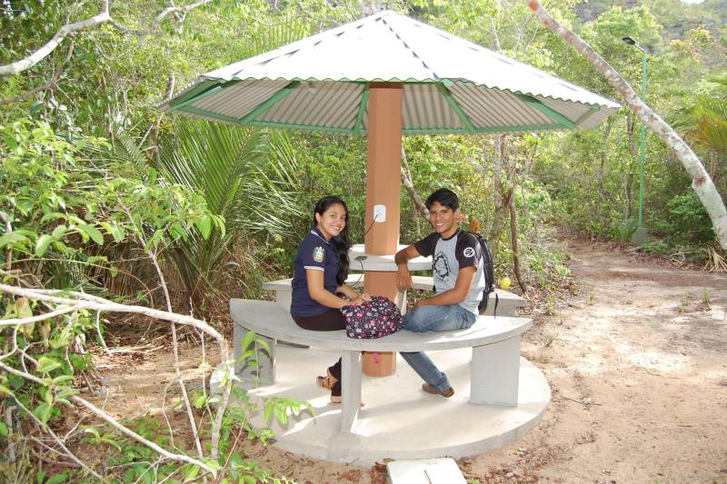 O Governo do Estado inaugurou nesta quarta-feira (19) o Complexo de Visitação do Parque Estadual de Monte Alegre, na região Oeste do Pará. O complexo está localizado na Área de Proteção Ambiental Paytuna, entre as comunidades Ererê, Maxirá, Paytuna, Maxirazinho, Lajes e Santana. O espaço conta com pórtico de entrada, centro de visitação, circuito de malocas, trilha, estruturas para visitação dos dois principais sítios arqueológicos desta área - a Serra da Lua e a Pedra do Mirante - e servirá como um importante equipamento para preservação do patrimônio arquelógico, histórico, além de fomentar a educação ambiental e patrimonial entre os estudantes e a população em geral.

FOTO: MÁCIO FERREIRA / AG. PARÁ
DATA: 20.12.2018
MONTE ALEGRE - PARÁ <div class='credito_fotos'>Foto: MÁCIO FERREIRA/ AG. PARÁ   |   <a href='/midias/2018/originais/a0b01492-51d1-44a1-9eba-f1776a4748e2.jpg' download><i class='fa-solid fa-download'></i> Download</a></div>