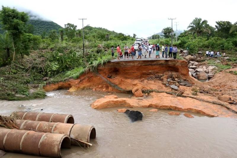 A chuva forte que caiu durante a tarde e a noite da última segunda-feira (26) em Redenção, provocou o rompimento de três represas em áreas privadas no município e, com isso, afetou 250 famílias em 12 bairros da cidade. A enxurrada também trouxe prejuízos ao trafego. Uma cratera foi formada na BR-158 (foto) no trecho entre Redenção e Santana do Araguaia. Além disso, há risco de desmoronamento de uma ponte na BR-155 próxima ao município.

FOTO: ASCOM DEFESA CIVIL
DATA: 26.11.2018
REDENÇÃO - PARÁ <div class='credito_fotos'>Foto: ASCOM / DEFESA CIVIL    |   <a href='/midias/2018/originais/a0cbae1b-36d4-49a1-9e94-3733bbce4903.jpg' download><i class='fa-solid fa-download'></i> Download</a></div>