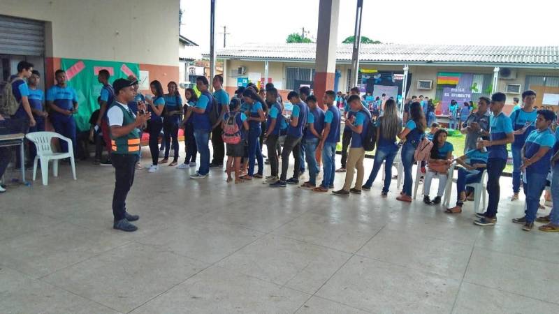 Exibição de vídeos educativos, palestras e demonstrações do uso do etilômetro, dispositivo conhecido popularmente como bafômetro, são algumas das atividades (foto) que estão sendo realizadas no município de Cametá, no Baixo Tocantins, pela equipe da Coordenadoria de Educação do Detran até o próximo sábado (8). Quase 500 estudantes e professores já receberam informações sobre trânsito seguro dentro do projeto denominado de Detran nas Escolas, iniciativa que visita um maior número possível de instituições de ensino para sensibilizar a comunidade acerca da importância do comportamento seguro no trânsito.

FOTO: ASCOM / DETRAN
DATA: 07.12.2018
CAMETÁ - PARÁ <div class='credito_fotos'>Foto: ASCOM DETRAN   |   <a href='/midias/2018/originais/a0ce2463-ad93-49e1-b738-2613388b5585.jpg' download><i class='fa-solid fa-download'></i> Download</a></div>