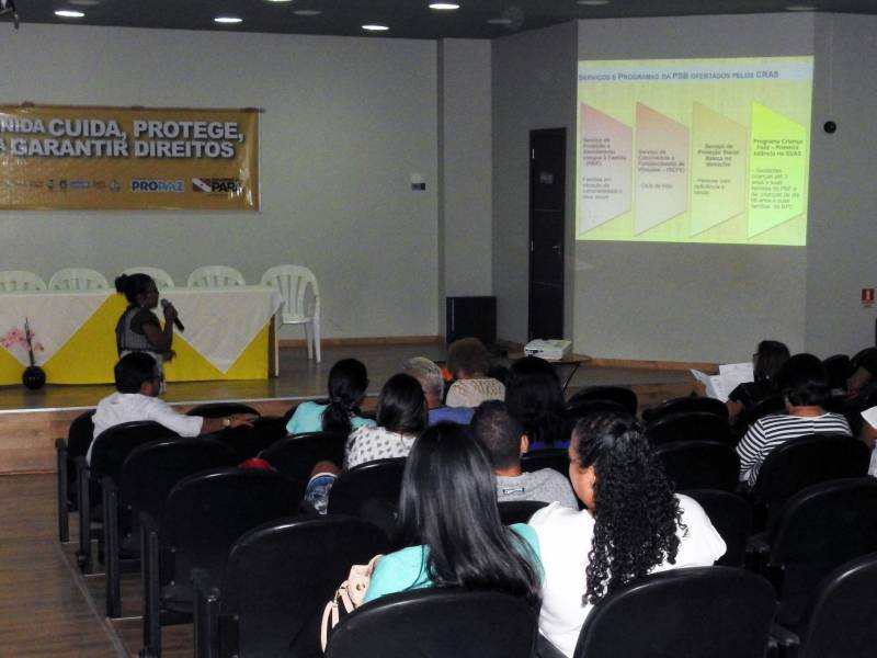 O município de Castanhal, na Região Metropolitana de Belém (RMB), recebeu nesta terça-feira (20) o Movimento pela Valorização do Estatuto da Criança e do Adolescente (Mover), que promove uma capacitação destinada a elaborar com órgãos do Executivo, Legislativo e Judiciário, além de representantes da sociedade civil, conselheiros tutelares e demais membros da rede de garantia de direitos da criança e adolescentes, ações e estratégias para o fortalecimento dos direitos de menores de 18 anos. O encontro será realizado até a próxima quinta-feira (22), das 09 às 17 h, no auditório da URE 8 (Unidade Regional de Educação).
FOTO: CARLOS SODRÉ / AG. PARÁ
DATA: 19.02.2018
CASTANHAL - PARÁ <div class='credito_fotos'>Foto: CARLOS SODRÉ / AG. PARÁ | <a href='/midias/2018/originais/a0d425d3-9c79-4d9f-bc7e-8ce4aec65998.jpg' download><i class='fa-solid fa-download'></i> Download</a></div>