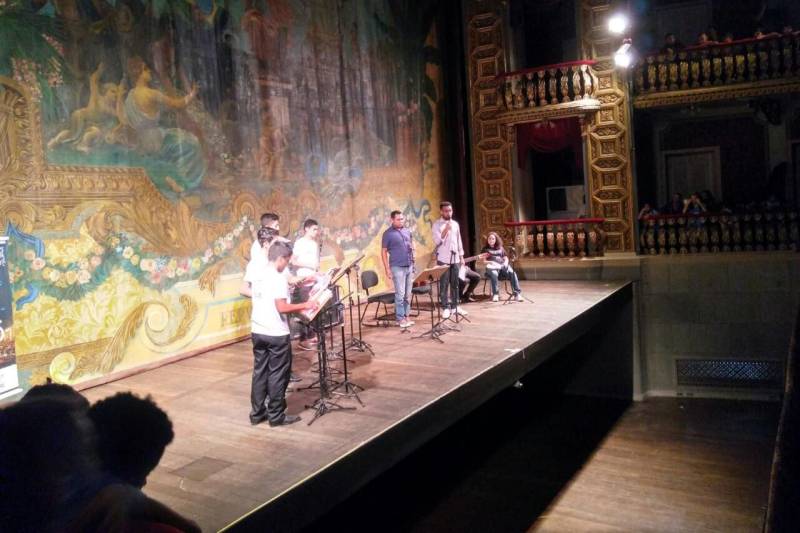 A música genuinamente brasileira encheu de sonoridade o Theatro da Paz na edição deste mês do Projeto Concertos Didáticos (foto). Promovido pela Fundação Carlos Gomes em parceria com as secretarias estaduais de Educação e de Cultura, além da Secretaria Municipal de Educação (Semec), o evento contou com um número expressivo de estudantes de escolas públicas, que lotou a plateia e os camarotes do teatro para assistir a uma aula diferente, cheia de música e brasilidade. Lucas Costa, de 9 anos, era um desses estudantes. Ele se acomodou em uma das frisas do teatro e acompanhou atento aos sons dos instrumentos e tudo que os professores contaram sobre o chorinho, considerado a primeira música urbana tipicamente brasileira. Foi a primeira visita dele ao teatro, onde recebeu informações que pretende guardar consigo por um longo período. “Aprendi o quanto a música é importante para a nossa vida”, disse o estudante da Escola Estadual de Ensino Fundamental São Jerônimo.
FOTO: ASCOM / FCG
DATA: 27.04.2018
BELÉM - PARÁ <div class='credito_fotos'>Foto: ASCOM FCG | <a href='/midias/2018/originais/a0d52b0d-5c71-4a0f-843a-d11113409ed8.jpg' download><i class='fa-solid fa-download'></i> Download</a></div>