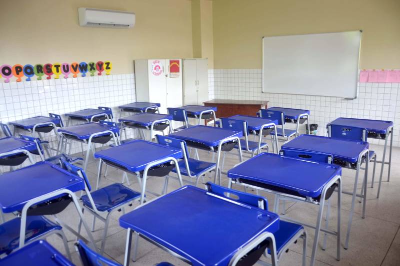 A Escola Estadual Mário Carneiro de Miranda (foto), localizada no bairro da Sacramenta, em Belém, foi reinaugurada nesta terça-feira (22). Com 61 anos de fundação, a unidade foi reformada e ampliada a partir do Programa de Melhoria da Qualidade e Expansão da Cobertura da Educação Básica do Estado do Pará, que materializa o Pacto pela Educação. A obra custou R$ 1.862 milhão. A escola de Ensino Fundamental atende 296 alunos de 6 a 13 anos. A cerimônia de reinauguração foi presidida pela secretária de Estado de Educação, Ana Claudia Serruya Hage, e reuniu, além da comunidade escolar, secretários adjuntos da Seduc e dirigentes de Unidades Seduc na Escola (Use), diretores e professores de outras escolas do bairro. A escola tem cinco salas de aula climatizadas, sala de professores, diretoria, dispensa, sala de leitura, banheiros para professores e alunos (masculino e feminino), banheiro para Portador de Necessidades Especiais, sala de informática, uma nova cozinha, bicicletário, todos devidamente identificados, inclusive em linguagem braile para orientação aos alunos de baixa visão.

FOTO: ELISEU DIAS / ASCOM SEDUC
DATA: 22.05.2018
BELÉM - PARÁ <div class='credito_fotos'>Foto: Eliseu Dias / Ascom Seduc   |   <a href='/midias/2018/originais/a0e4c87b-907f-48c1-b06b-57e17a489908.jpg' download><i class='fa-solid fa-download'></i> Download</a></div>