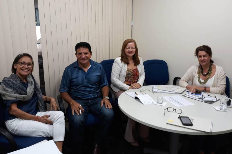 Monitorar e orientar prefeitos e secretários em relação à situação fiscal dos municípios é o objetivo da equipe técnica da Secretaria Extraordinária de Estado de Municípios Sustentáveis (Semsu) que está em Santarém desde esta quinta-feira (19), acompanhando a situação de oito municípios. As reuniões prosseguem nesta sexta-feira (20), no Centro Regional de Governo do Baixo Amazonas.
FOTO: SAMUEL ALVARENGA / SECOM
DATA: 19.04.2018
SANTARÉM - PARÁ <div class='credito_fotos'>Foto: Samuel Alvarenga / Secom | <a href='/midias/2018/originais/a0e4d984-7120-49fe-8514-fabfce7d6b56.jpg' download><i class='fa-solid fa-download'></i> Download</a></div>
