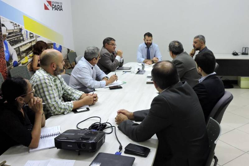 Dirigentes da Secretaria de Estado de Desenvolvimento Econômico, Mineração e Energia (Sedeme), Banco do Estado do Pará (Banpará) e Banco da Amazônia discutiram estratégias para atuações compartilhadas, a fim de facilitar o acesso ao crédito do produtor rural, sobretudo o pequeno e o médio, que necessitam de políticas públicas para se desenvolver de forma sustentável e competitiva.
FOTO: ASCOM SEDEME
DATA: 03.05.2018
BELÉM - PARÁ <div class='credito_fotos'>Foto: Ascom Sedeme | <a href='/midias/2018/originais/a0ea9ab1-7d2c-4d49-8929-416f7c4b2b46.jpg' download><i class='fa-solid fa-download'></i> Download</a></div>